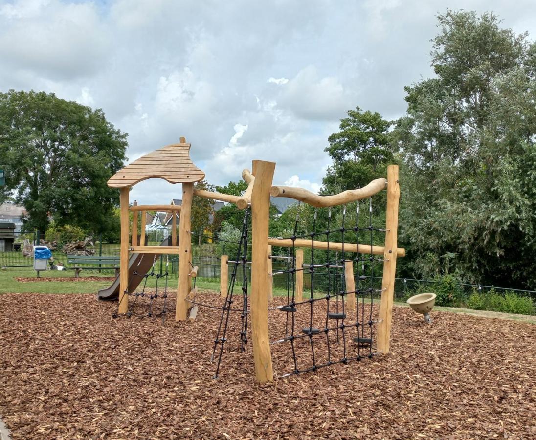 Huisje Britt Met Grote Tuin En Veel Privacy Dirkshorn Exterior foto
