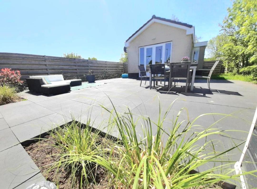 Huisje Britt Met Grote Tuin En Veel Privacy Dirkshorn Exterior foto