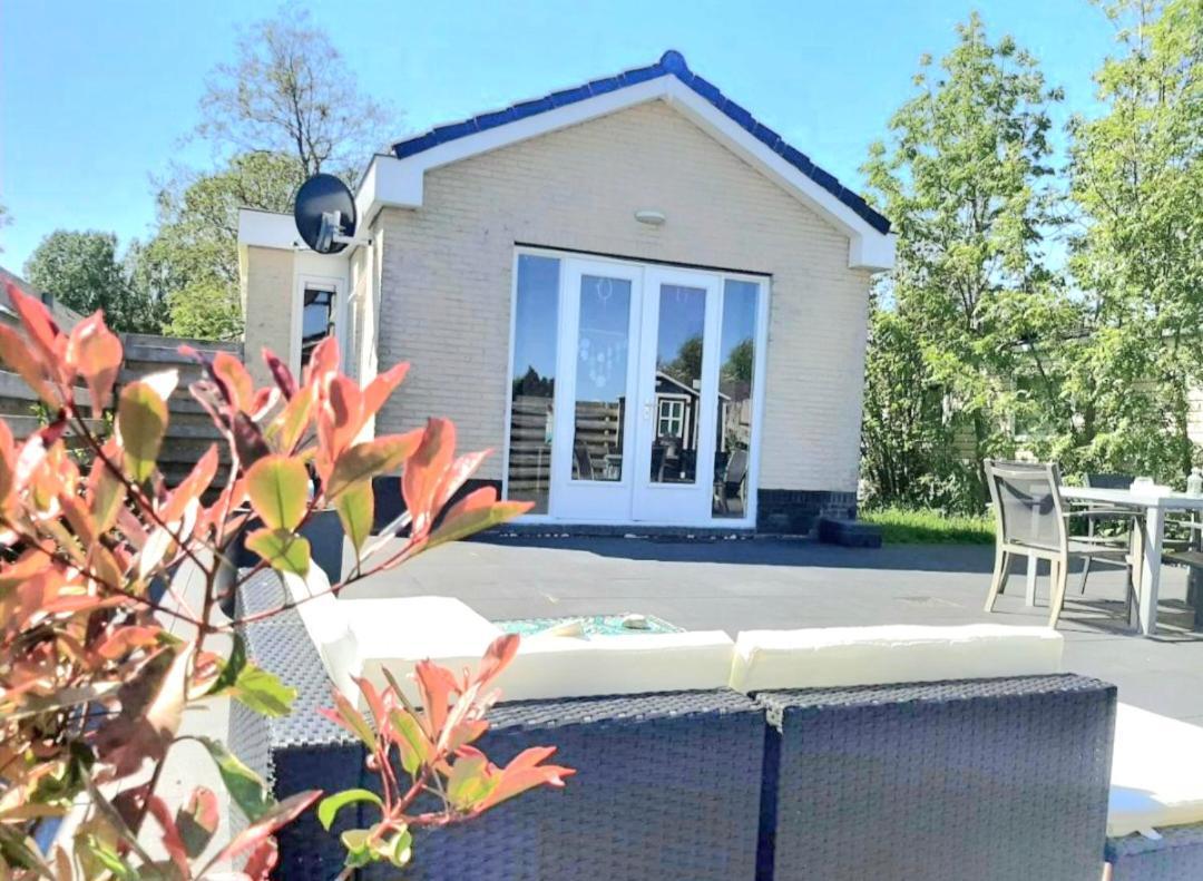 Huisje Britt Met Grote Tuin En Veel Privacy Dirkshorn Exterior foto